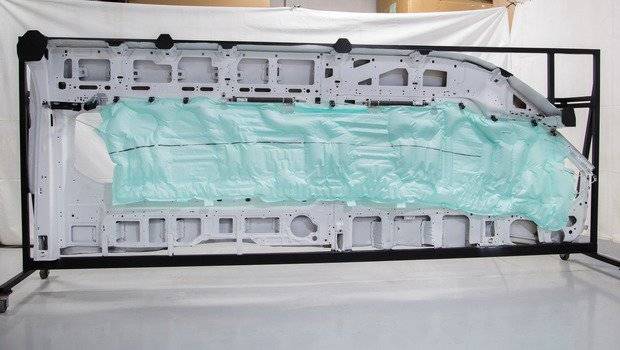 Ford desenvolve airbag lateral para vans de passageiros