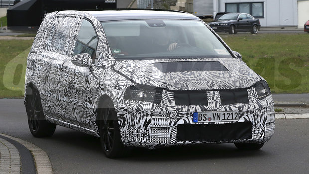 Novo Volkswagen Touran em testes na Alemanha