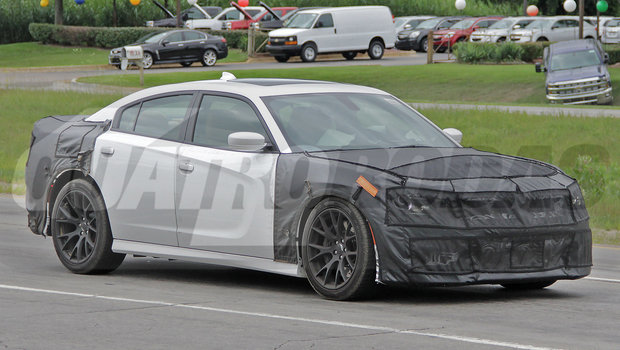 Dodge testa novo Charger Hellcat e nós flagramos