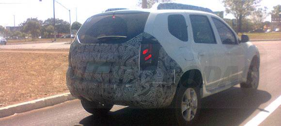 Novo Duster é flagrado em testes
