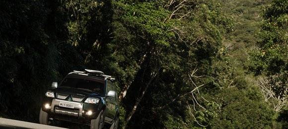 Pajero TR4 ganha série especial O’Neill