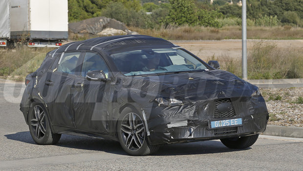 Infiniti Q30 2016 é flagrado pela primeira vez