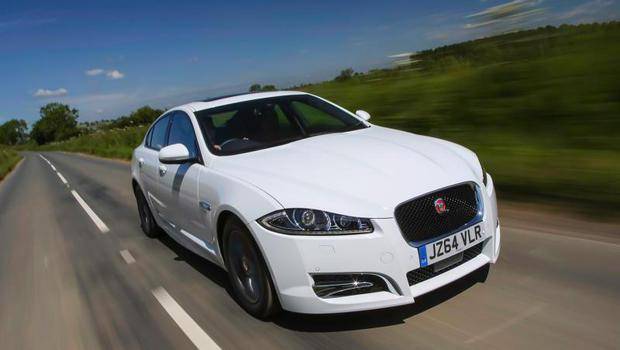 Jaguar divulga versão atualizada do XF e XF R