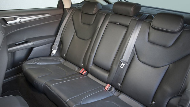 Cinto de três pontos e encosto de cabeça serão obrigatórios no Brasil
