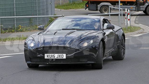 Aston Martin DB11 volta ser flagrado