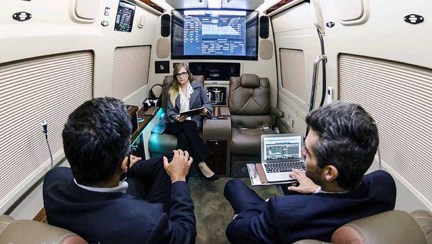 Uma van com interior de jatinho