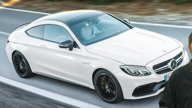 Mercedes-AMG C63 S Coupe vaza em palestra