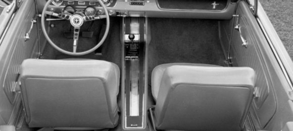 Uma viagem no tempo ao volante de doze Mustangs