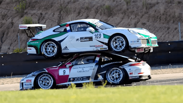 Insólito: Porsche 911 Carrera sobe em outro na Espanha