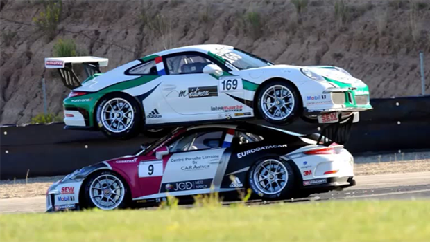 Insólito: Porsche 911 Carrera sobe em outro na Espanha