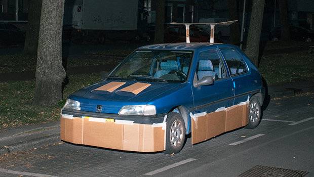 Holandês customiza carros de vizinhos clandestinamente com papelão