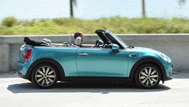 Mini Convertible chega à nova geração maior e mais espaçoso