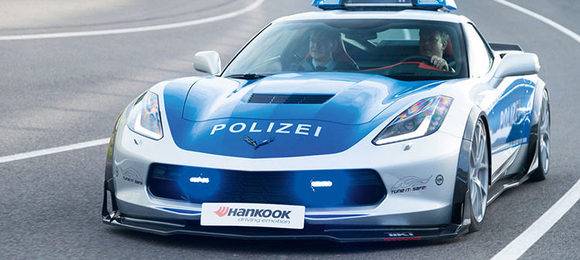 Corvette C7 Stingray vira viatura policial