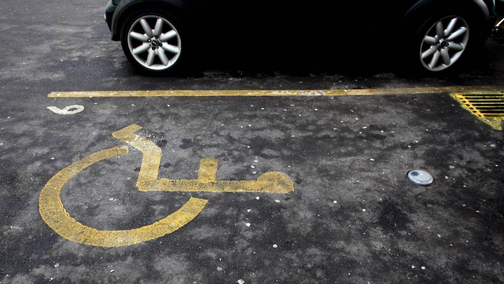 Estacionar em vaga de idoso ou deficiente vira infração grave