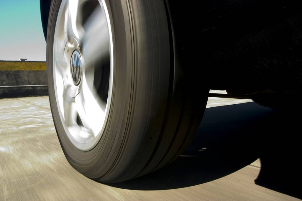 Pneu e roda em movimento Pneu e roda em movimento