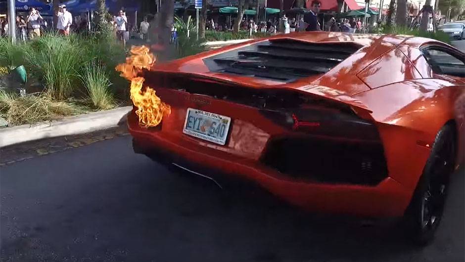 Lamborghini Aventador pega fogo nas mãos de manobrista irresponsável