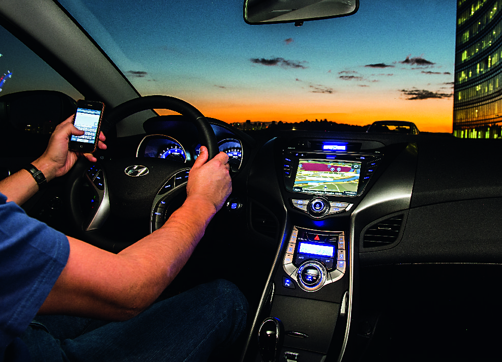 Usar o celular ao volante agora é infração gravíssima
