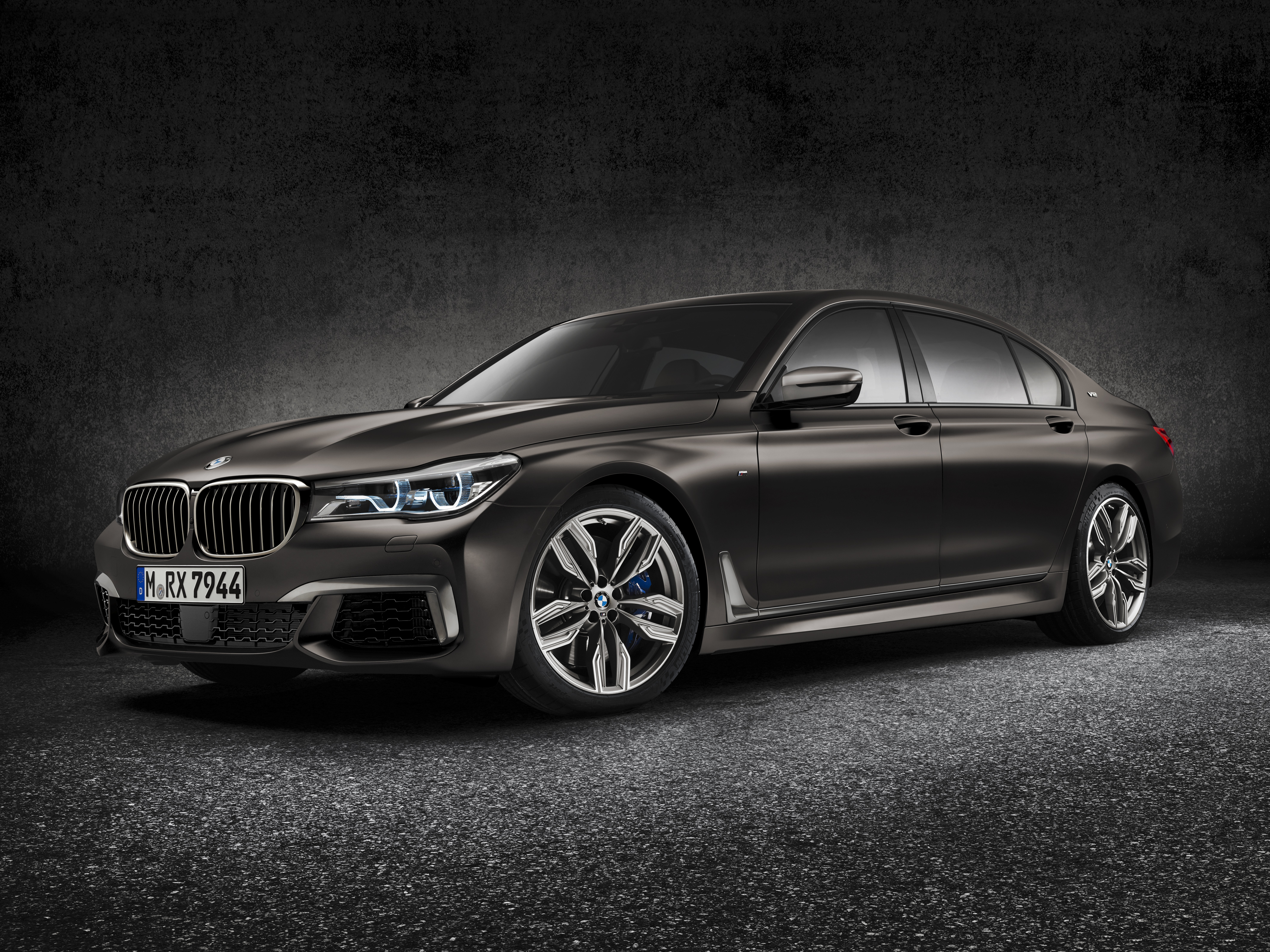 Novo BMW M760Li V12 esbanja luxo, espaço e potência