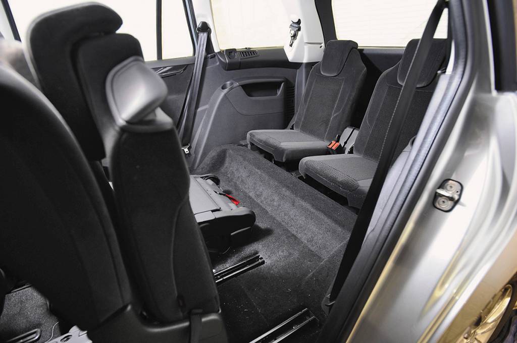 Como retirar manchas do carpete ou dos bancos do carro