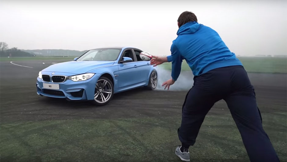 Atletas de rúgbi tentam acertar bola em BMW M3 fazendo drift