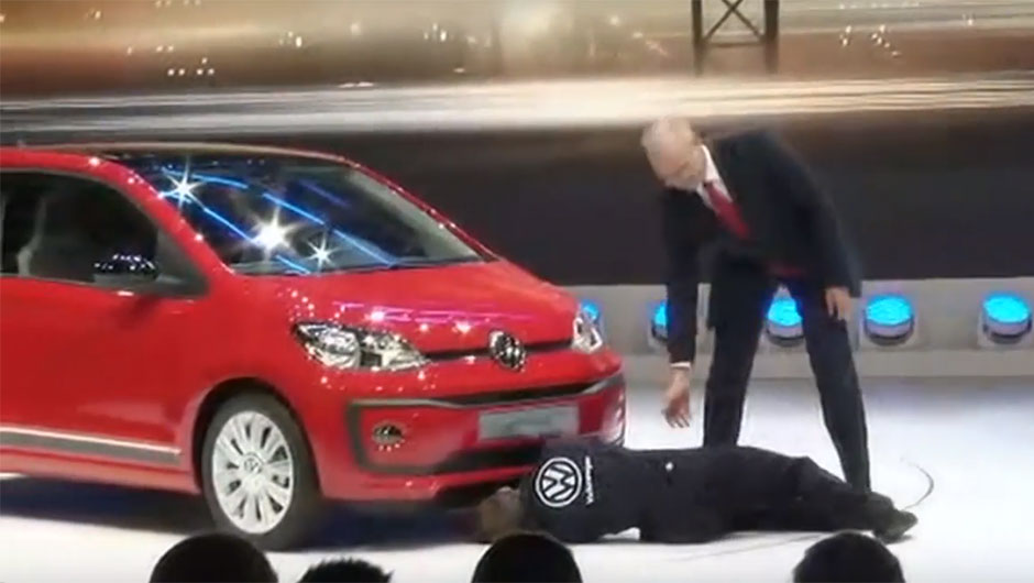 Humorista protesta contra dieselgate em coletiva da VW