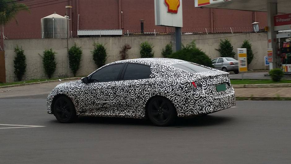 Segredo: novo Honda Civic é flagrado em testes