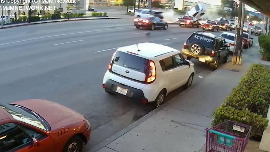 Vídeo: motorista em alta velocidade causa forte acidente nos EUA