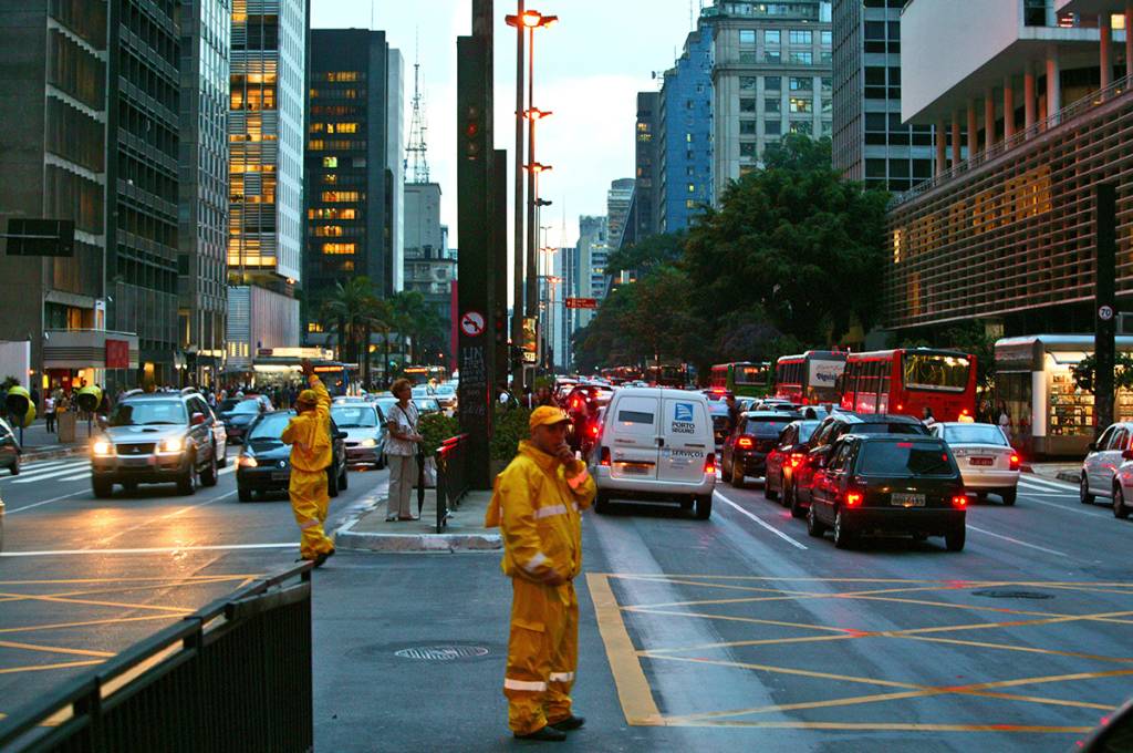Apagão em semáforos da Avenida Paulista após chuva intensa Apagão em semáforos da Avenida Paulista após chuva intensa
