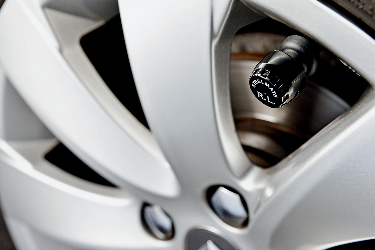 O sensor e a porca de seguran&ccedil;a instalados no bico da v&aacute;lvula de um pneu