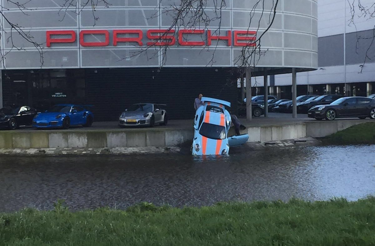 Porsche 911 GT3 RS mergulha em canal na Holanda