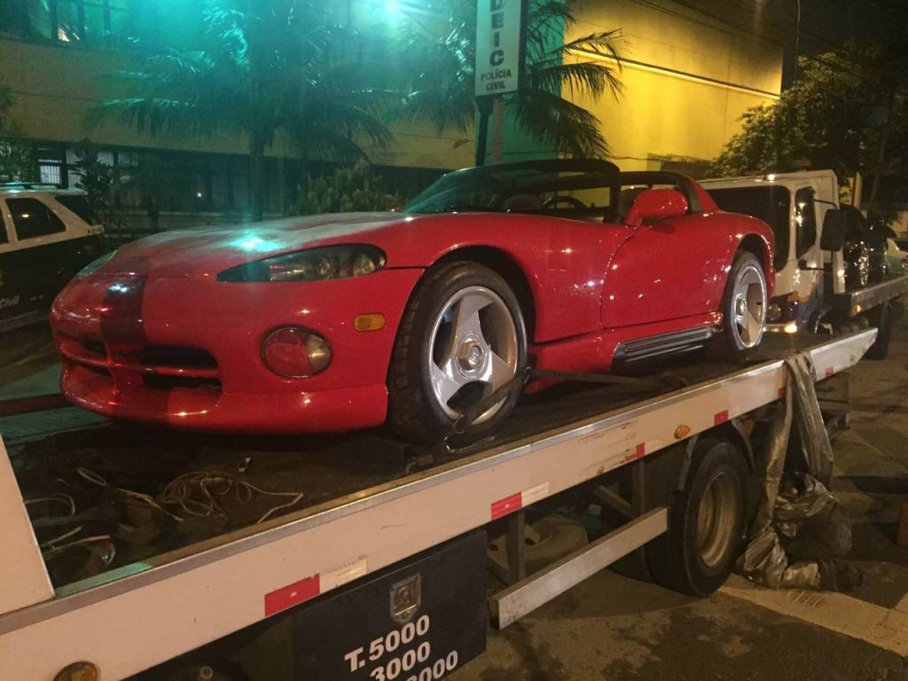 Importados ilegalmente, carros esportivos são apreendidos em SP