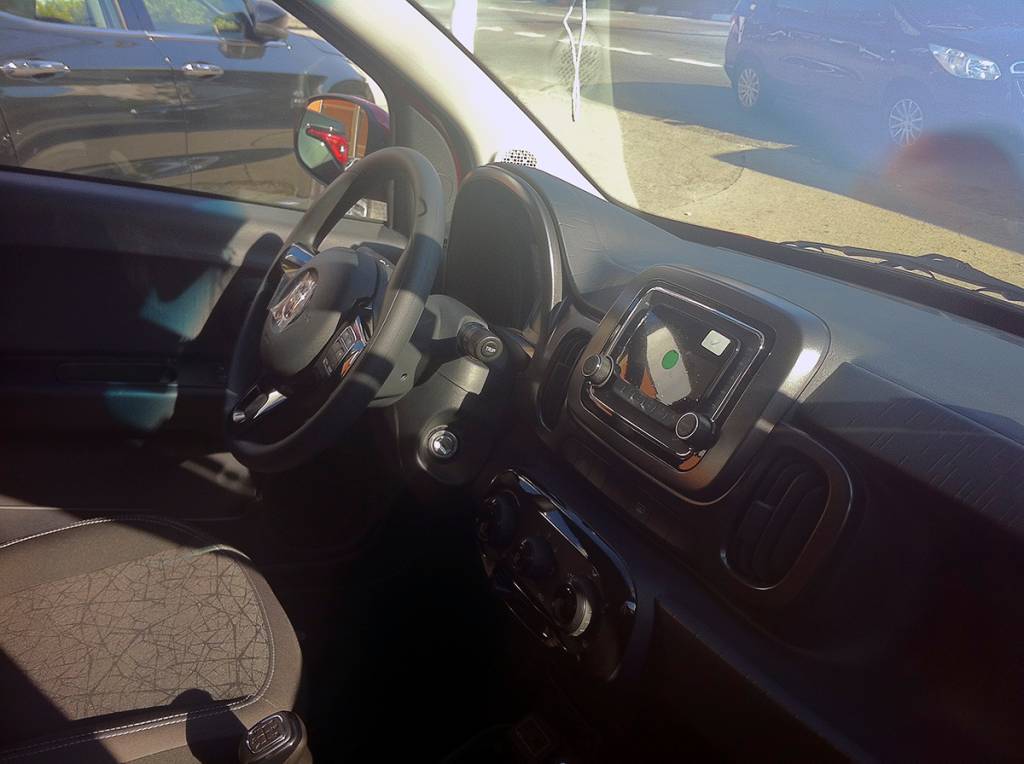 Fiat Mobi já está nas lojas; flagramos o interior