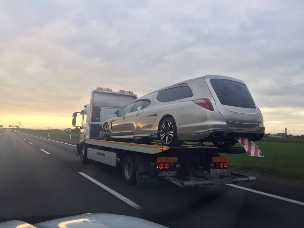 Porsche Panamera vira carro fúnebre na Itália