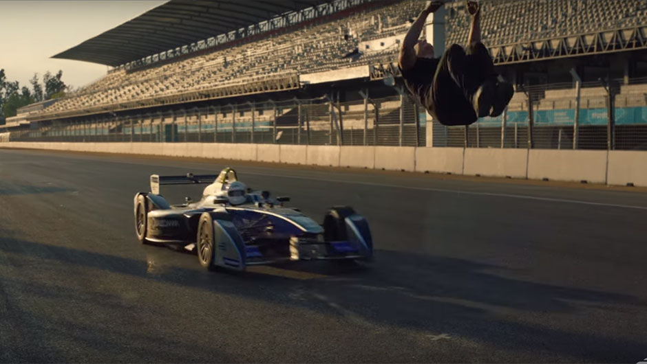 Dublê salta sobre carro de Fórmula E a 100 km/h