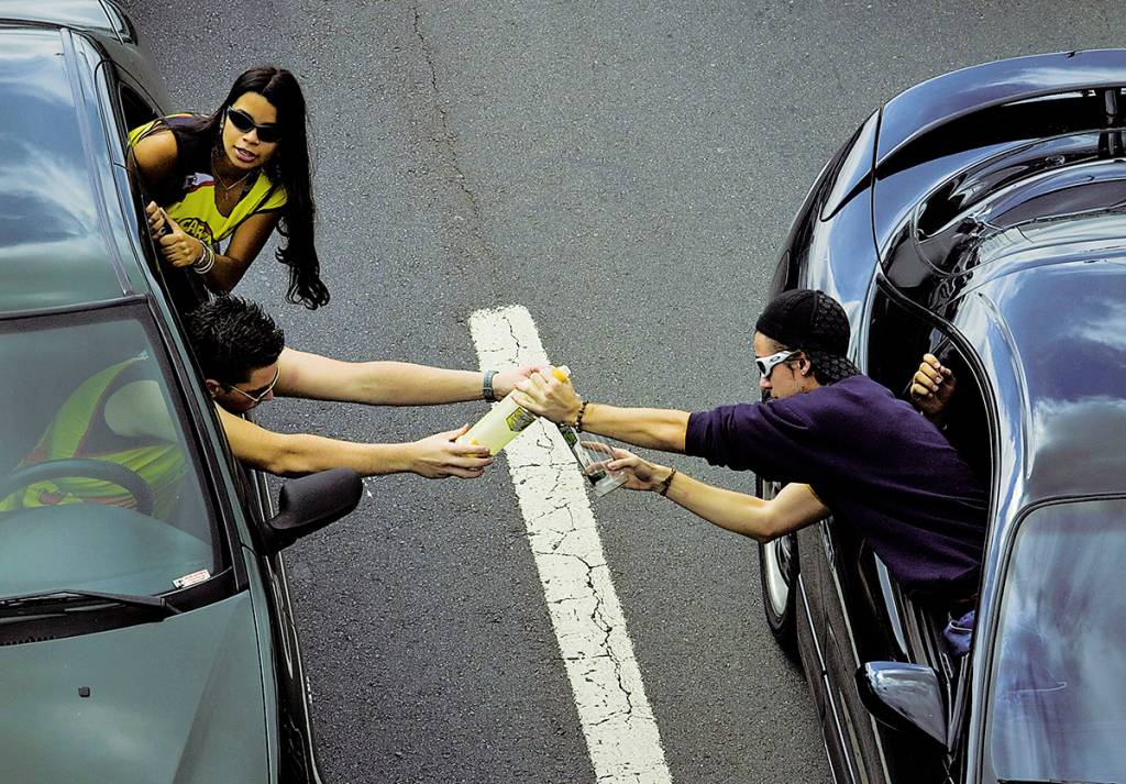 Jovens convidados pela revista Quatro Rodas para testar os efeitos do álcool Jovens convidados pela revista Quatro Rodas para testar os efeitos do álcool