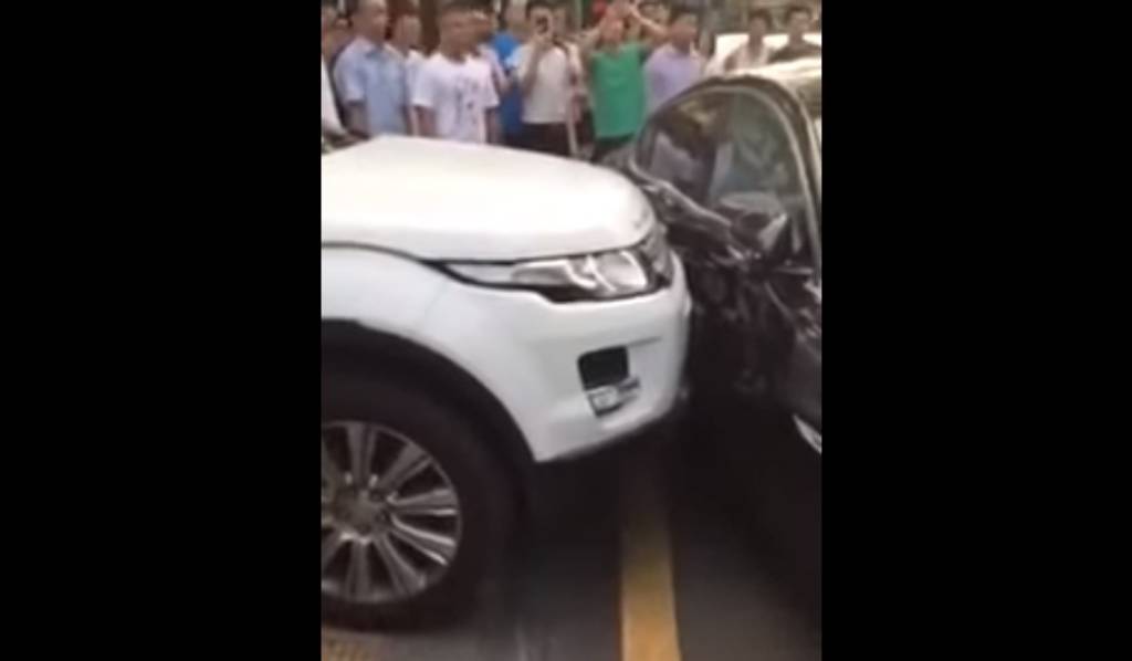 Evoque “empurra” Jaguar XF para sair de estacionamento na China