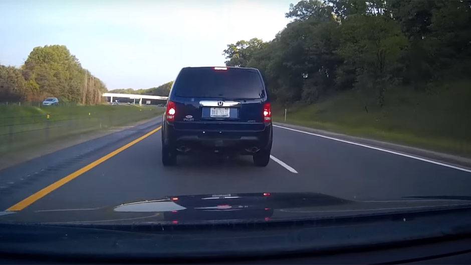 Motorista de Subaru ‘cola’ na traseira de SUV e se dá mal