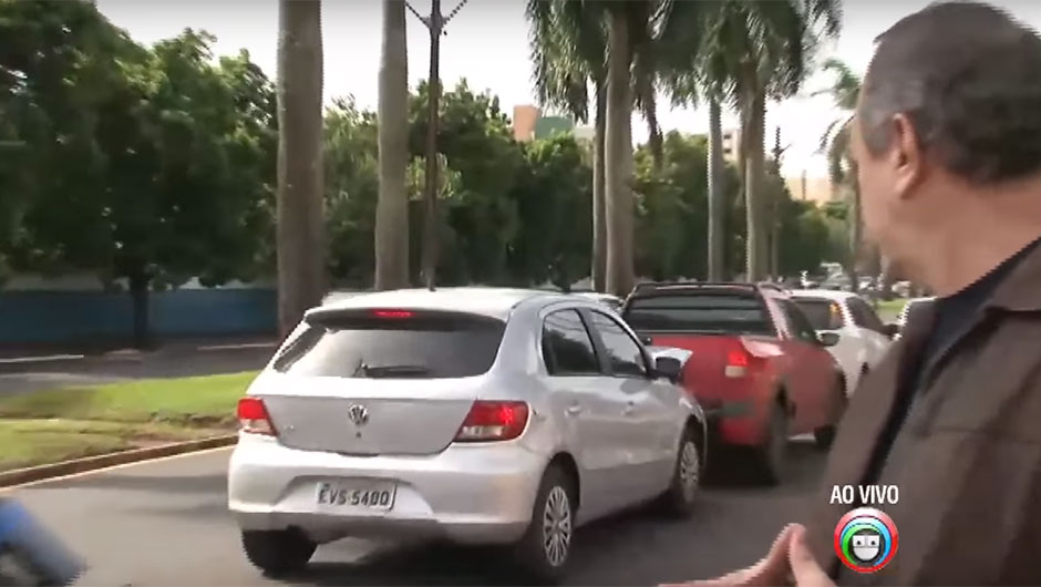 Reportagem sobre trânsito é interrompida por um acidente