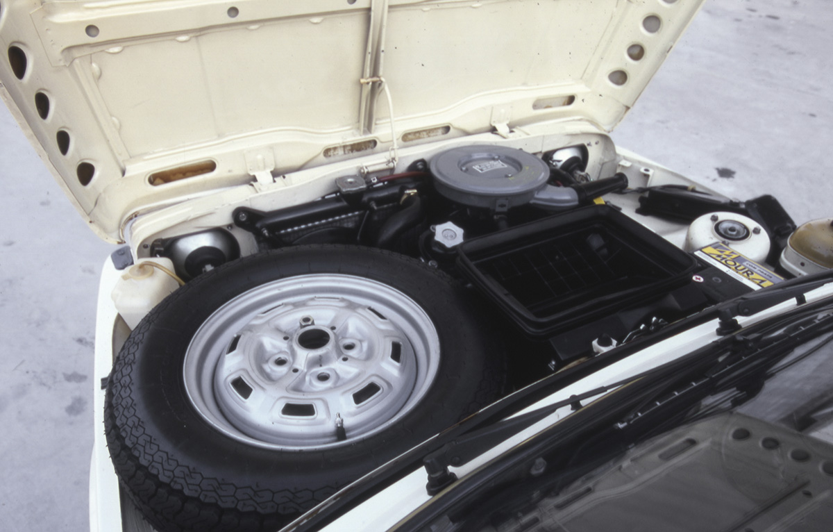 Estepe sobre o motor do Fiat 147