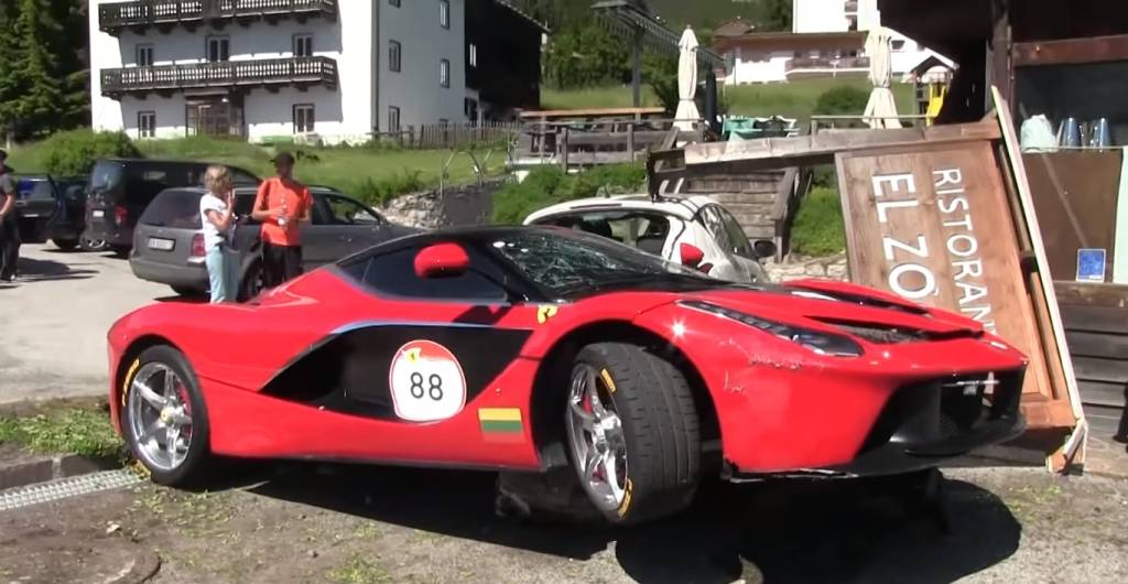Vídeo: LaFerrari avaliada em R$ 16,9 milhões se acidenta em rali de luxo