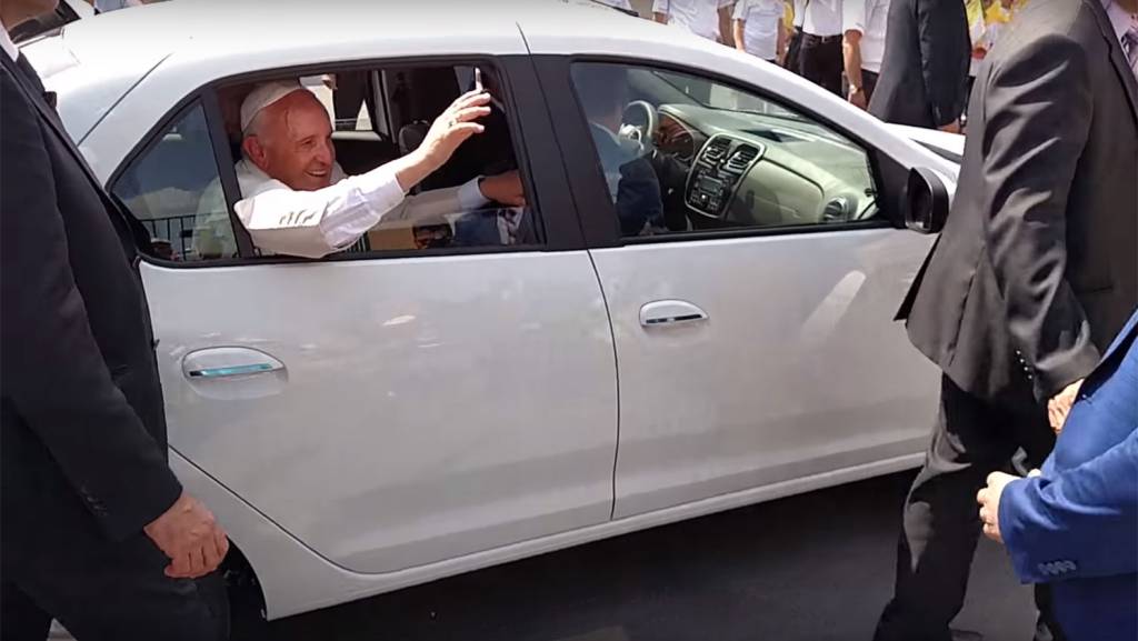 Vídeo: Papa anda de Dacia Logan em visita à Armênia