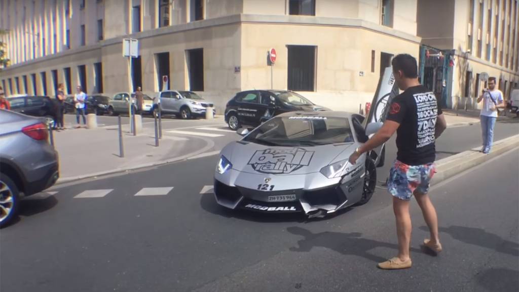 Dono de Lamborghini Aventador se desespera ao bater carro