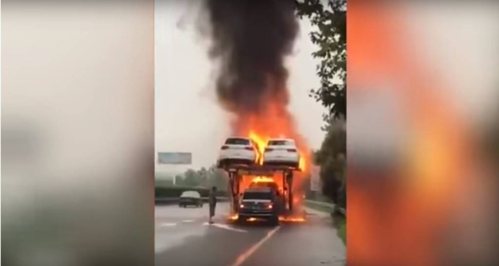 Vídeo: homem se arrisca ao salvar Passat de carreta em chamas