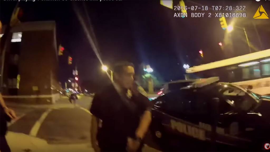 Vídeo: motorista jogando Pokémon Go bate em viatura estacionada