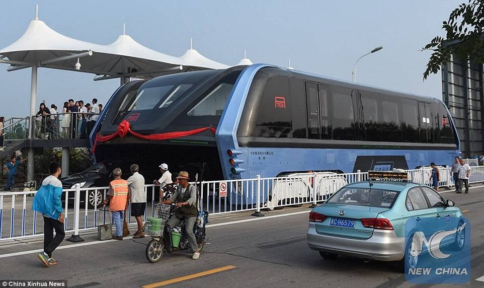 Ônibus “aéreo” se torna realidade e passa por testes na China