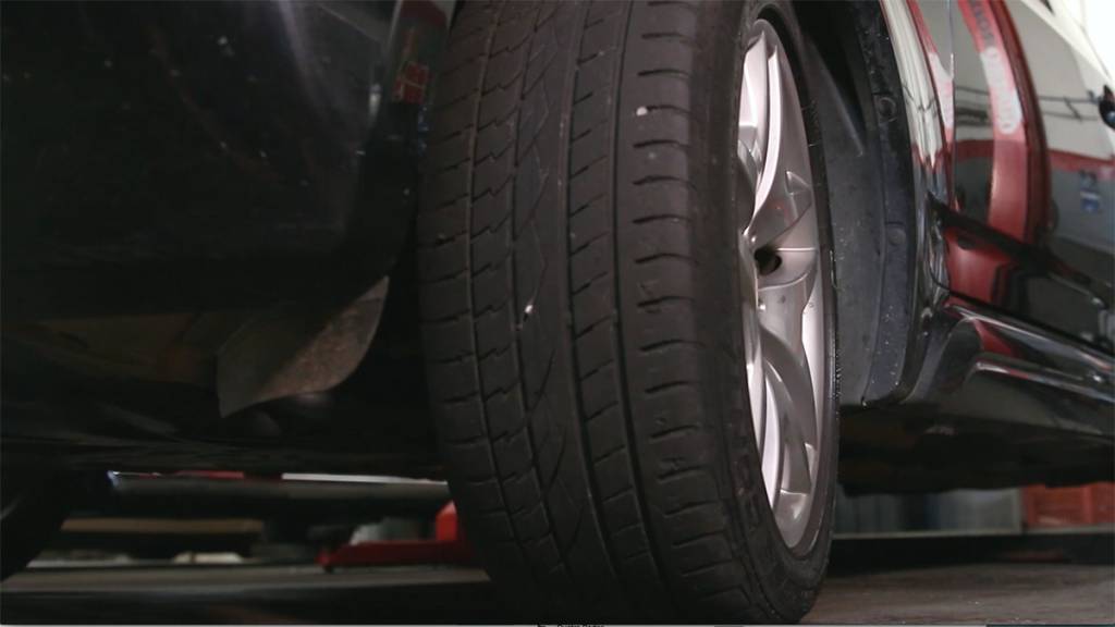 Garagem QR: esterçar o volante com o carro parado é ruim?