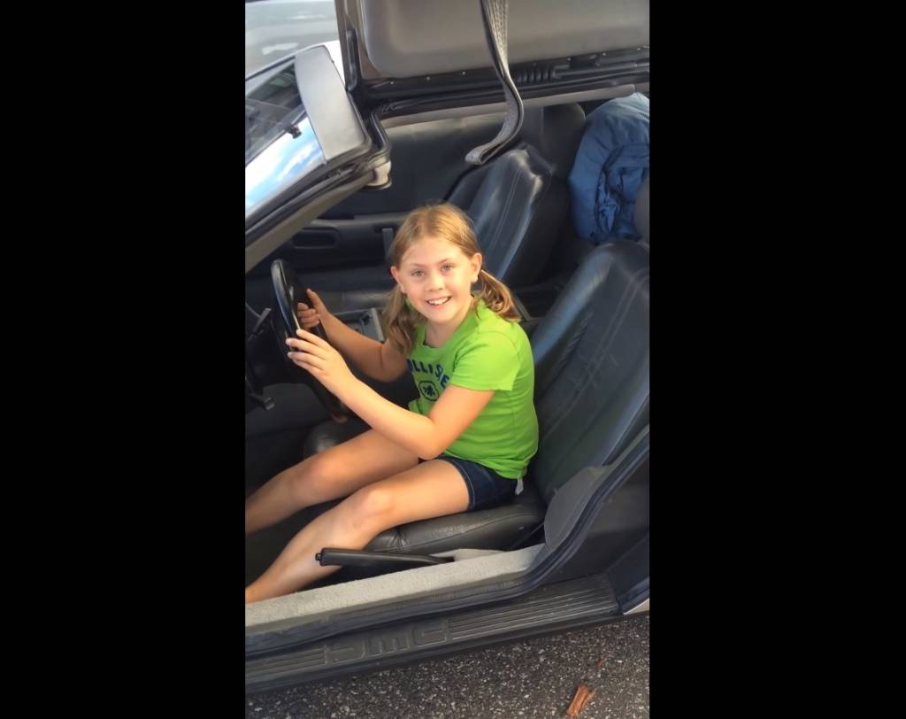 Vídeo: garota fica eufórica ao descobrir que ganhou um DeLorean