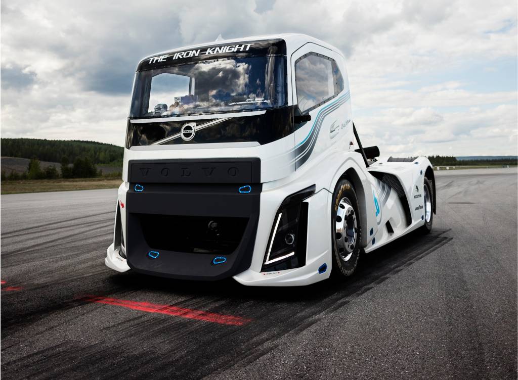 Caminhão da Volvo com 2.433 cv cumpre a promessa e bate recorde mundial