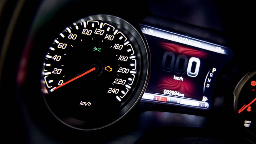 Por que o velocímetro vai muito além da velocidade possível?