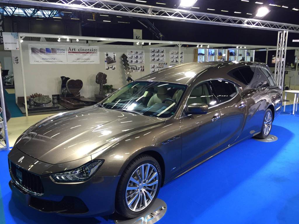 Maserati Ghibli vira carro funerário na Itália